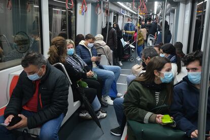 Usuarios del metro de Sevilla en una foto de archivo.