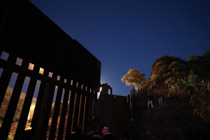 Una mujer sube por el muro fronterizo de Estados Unidos hacia San Ysidro (California), en un área donde muchos migrantes cruzaban para rendirse a la patrulla fronteriza de los Estados Unidos, en Playas de Tijuana (México).