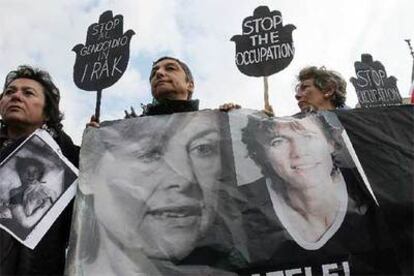 Asistentes a la marcha de Roma sujetan una pancarta con fotos de la periodista secuestrada.