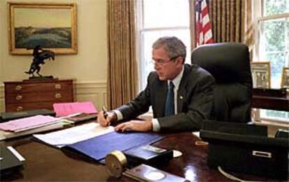 El presidente George W. Bush firma en el Despacho Oval el incremento de las ayudas económicas federales para Nueva York.