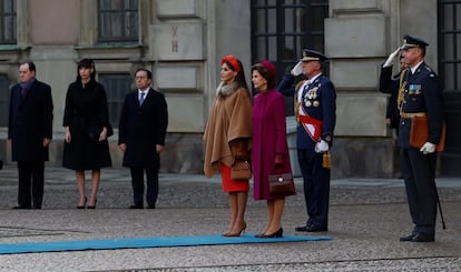 Las relaciones entre la familia real sueca y la española siempre han sido cordiales y los reyes de Suecia, además de su visita oficial a España en 1983, asistieron tanto a la boda de Felipe y Letizia como a las de las infantas, Elena y Cristina.