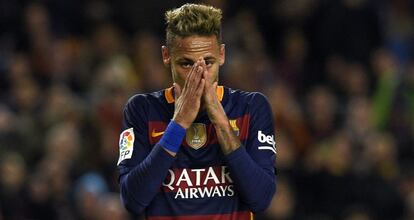 Neymar perdeu p&ecirc;nalti ontem contra o Valencia.