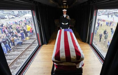 El ataúd del expresidente George H.W. Bush pasa por Magnolia (Texas), el jueves 6 de diciembre de 2018, a lo largo de la ruta de Spring a College Station.