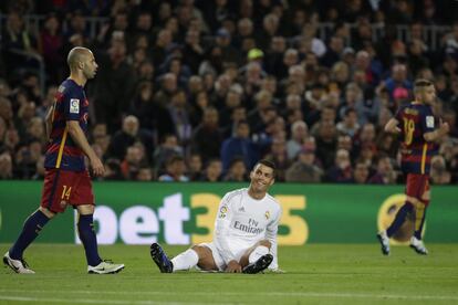 Cristiano Ronaldo, se sienta en el suelo durante el partido de fútbol entre el Barcelona y Real Madrid, apodado 'el clasico', en el estadio Camp Nou.