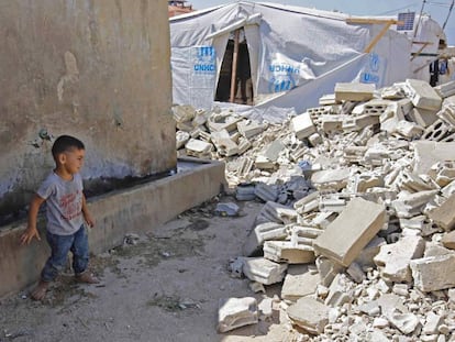 Un niño refugiado sirio mira los escombros de una vivienda de hormigón tirado abajo en la ciudad de Rihaniyye, en Líbano.