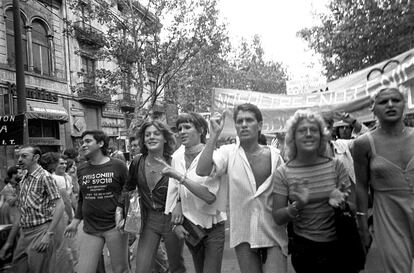 Celebración de la primera manifestación del Orgullo Homosexual en Barcelona, precedente del día del Orgullo Gay. Contó con 4.000 manifestantes y acabó con un enfrentamiento con los antidisturbios.