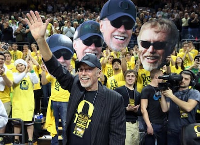 Phil Knight saluda durante un partido de baloncesto en Oregon el pasado 30 de junio