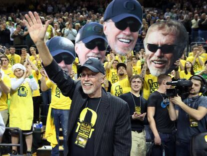 Phil Knight saluda durante un partido de baloncesto en Oregon el pasado 30 de junio