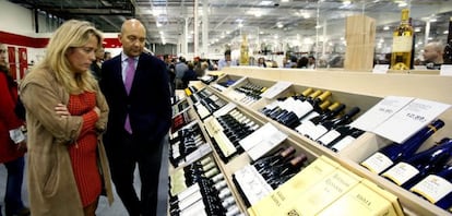 El secretario de Estado de Comercio, Jaime García-Legaz, y la viceconsejera de Economía e Innovación, Rocío Albert, en la inauguración del primer establecimiento que la multinacional Costco abre en la Comunidad de Madrid, con un centro ubicado en Getafe.