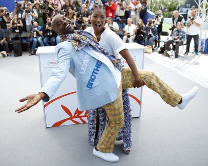 La actriz, directora y escritora estadounidense Yolonda Ross y el actor de la misma nacionalidad Rob Morgan posan para la película "Bull", en Cannes.