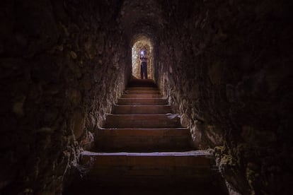 Parte de los 200 escalones que sale a la ladera la Alhambra, buscando el río Darro. El último tramo está sepultado por un derrumbe de la colina en 1907.