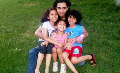 El bloguero saud&iacute; Raif Badawi, junto a su familia.
