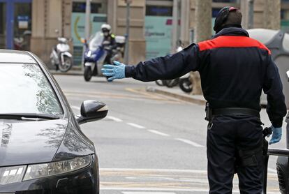 Control de los Mossos en el centro de Barcelona.