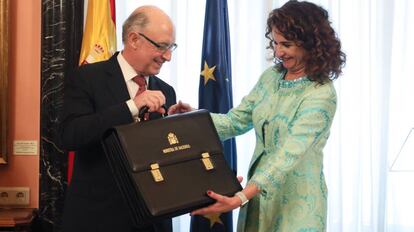 Cristobal Montoro traspasa la cartera de Hacienda a la nueva ministra María Jesús Montero.