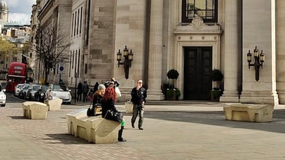 Los bancos Camden, instalados en 2014 este vecindario del norte de Londres, son unos bloques de granito rugosos y de superficie triangular en los que resulta incómodo sentarse 