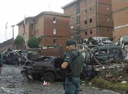 Los daños de la explosión del coche bomba de ETA en la casa cuartel de Durango.