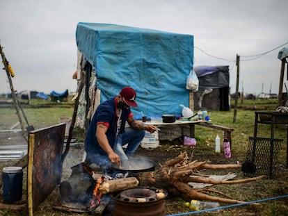 Sem-teto cozinha sob a intempérie, em Buenos Aires, em agosto de 2020.