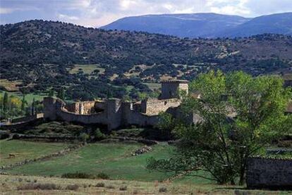 El Castillo-Palacio de Bonilla de la Sierra, entre los vestigios de la muralla medieval.