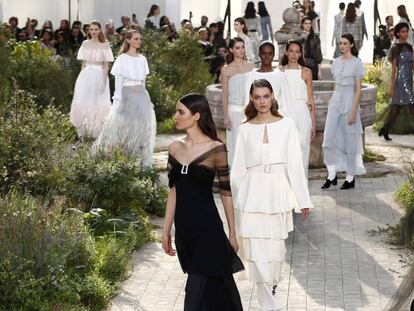 El desfile de Chanel, en el huerto recreado en el Grand Palais, en París, este martes.