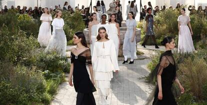 El desfile de Chanel, en el huerto recreado en el Grand Palais, en París, este martes.