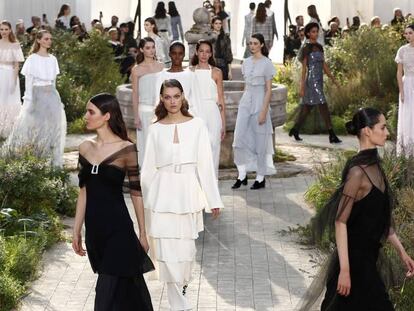 El desfile de Chanel, en el huerto recreado en el Grand Palais, en París, este martes.