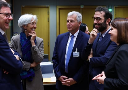 La presidenta del BCE, Christine Lagarde, saludando al ministro español de España, Carlos Cuerpo.