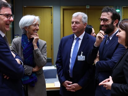 La presidenta del BCE, Christine Lagarde, saludando al ministro español de España, Carlos Cuerpo.