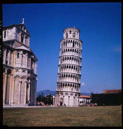 177 años tardaron en construir el campanario de la catedral de Pisa, un monstruo fálico de 55,8 metros de altura situado en la Plaza del Duomo en la ciudad de Pisa, en el corazón de la Toscana (Italia). Las obras del descomunal proyecto se iniciaron en 1173, pero la torre comenzó a inclinarse en 1178, poco después de que comenzaran a juntar pedruscos en su segundo piso. Y ya no paró: en 1350 la inclinación era ya de casi metro y medio; en 1817, de 3,80 metros; en 1993, de 4,47 metros.