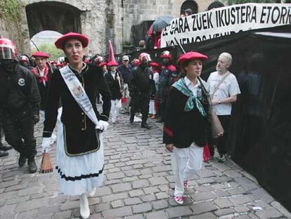 Partidarios del Alarde tradicional ocultaron con plásticos negros el paso de la compañía mixta Jaizkibel en el desfile celebrado ayer en Hondarribia.