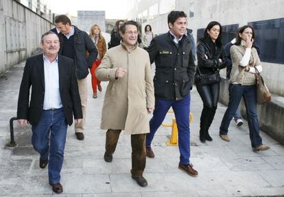 Conde Roa, con gabardina, junto a sus concejales, el 15 de abril, día en que les comunicó su marcha.