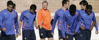 Ronald Koeman (en el centro), durante su primer entrenamiento en el Valencia.