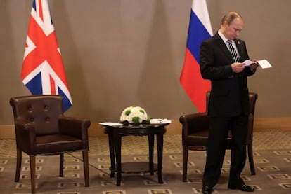 El presidente ruso, Vladimir Putin, espera la llegada del primer ministro británico, David Cameron, antes de la reunión del segundo día del G20. celebrado en Antalya (Turquía).