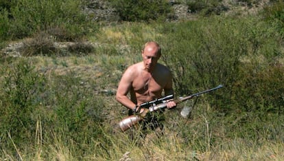 Putin practica la caza con un potente rifle en las montañas de Sayan en el verano de 2007. 