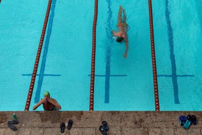 Socios del Club Natación Barcelona vuelven al a nadar este lunes, día en que el gobierno ha permitido la reapertura de las piscinas para uso deportivo durante la fase 1 de la desescalada del estado de alarma.