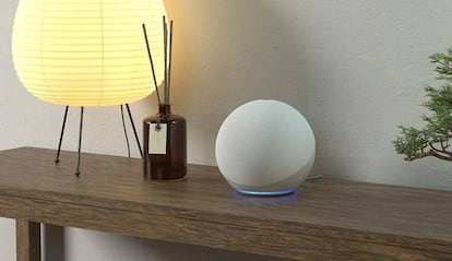 Amazon Echo en una mesa de madera