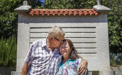 Carmiña Cuntín y Manolo Barreiro, en su casa de San José de Ribarteme (As Neves, Pontevedra).