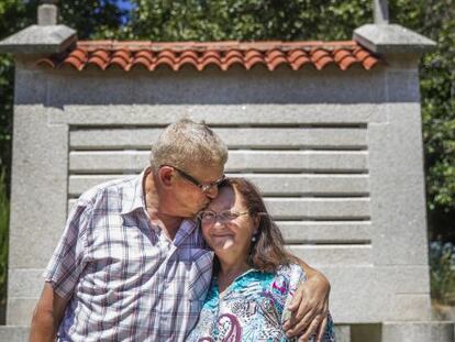 Carmiña Cuntín y Manolo Barreiro, en su casa de San José de Ribarteme (As Neves, Pontevedra).