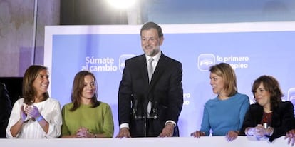 Mariano Rajoy saluda a cientos de simpatizantes desde la sede de Génova, flanqueado, de izquierda a derecha, por Ana Mato; Elvira Fernández, esposa del líder popular; María Dolores de Cospedal y Soraya Sáenz de Santamaría.