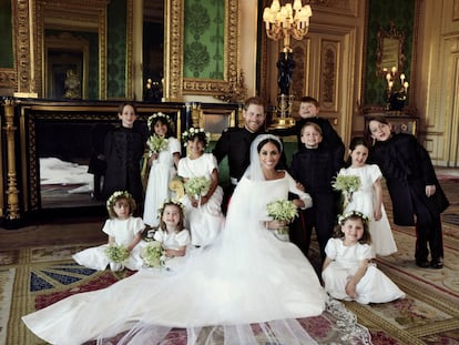 El duque y la duquesa de Sussex posan para la foto oficial en The Green Drawing Room del Castillo de Windsor. De izquierda a derecha: Brian Mulroney, Remi Litt, Rylan Litt, Jasper Dyer, el Príncipe Jorge, Ivy Mulroney, John Mulroney, Zalie Warren, la Princesa Carlota y Florence van Cutsem.