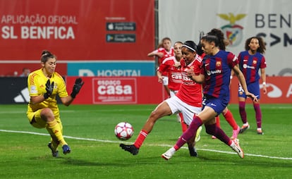 Acción durante el encuentro entre el Benfica y el Barcelona.