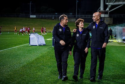 Rafa del Amo, Ana Álvarez y el presidente Rubiales, durante un entrenamiento de la selección española.