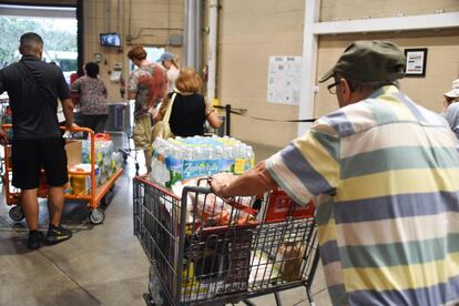 Residents de Miami compren aliments en un supermercat, el 5 de setembre.