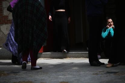 Una de las bailarinas del Ballet Nacional observa a sus compañeras.