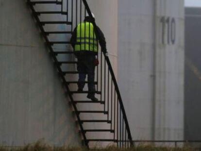 Trabajador en unas instalaciones de almacenamiento de petróleo en Francia.