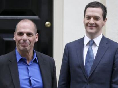 El ministro griego de Finazas, Yanis Varoufakis, junto a su homólogo británico, George Osborne.