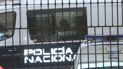 Furgón policial lleva a un centro de menores al presunto homicida de 15 años que mató a su familia en Elche.