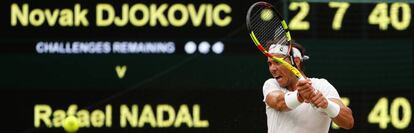 Nadal devuelve la pelota de revés durante la semifinal.