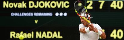 Nadal devuelve la pelota de revés durante la semifinal.