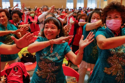 Un grupo de mujeres baila para celebrar el Día Internacional de la Mujer en Taipéi (Taiwán).