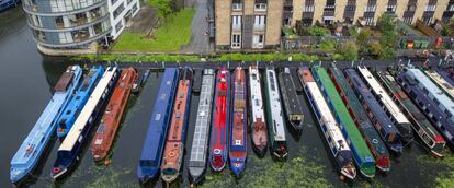 Varios botes habitables, en uno de los canales que atraviesan la zona de King Cross (Londres).